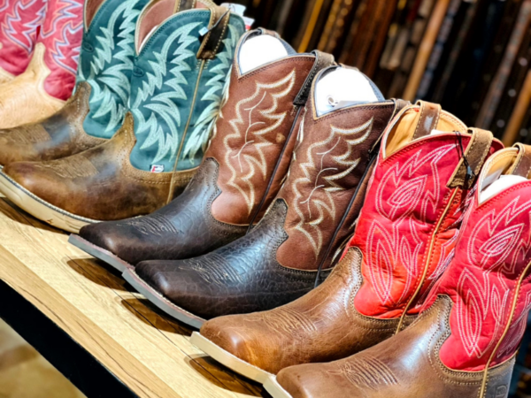 Como usar bota texana masculina: combinações e autenticidade